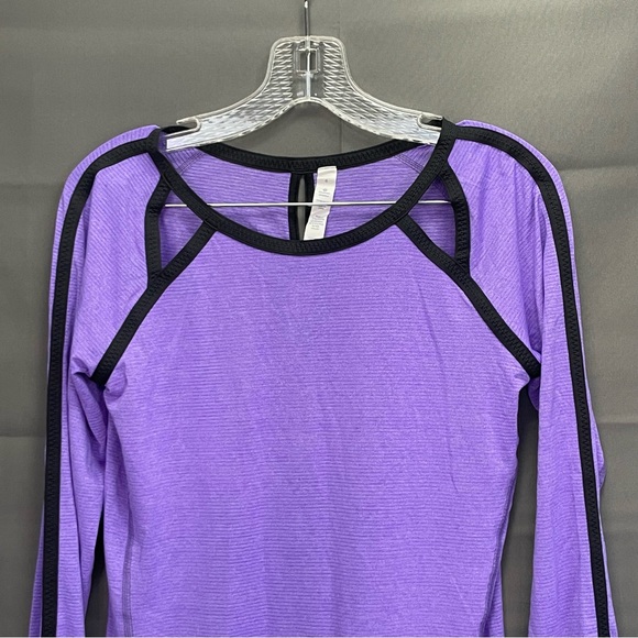 Purple LULULEMON runners top long sleeve with venting holes and reflectors - Picture 12 of 12